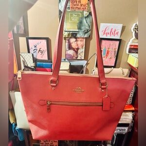 SOLD 🎒🎒NWT Coach Gallery Tote Bag